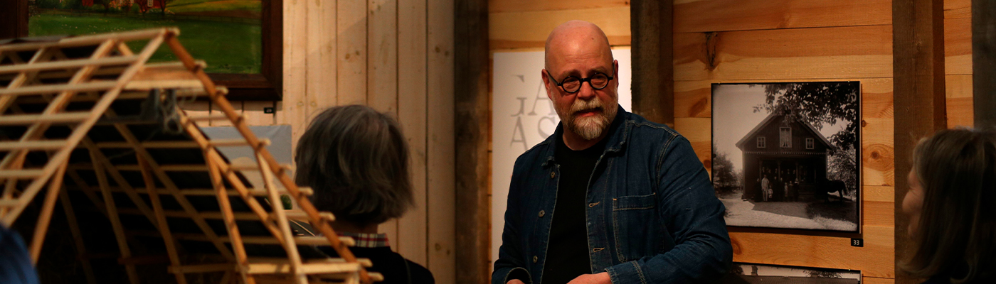 Peter Nordin i utställningen Västgötagårdar